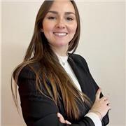 Dottoressa in giurisprudenza impartisce lezioni di diritto a studenti di scuola superiore